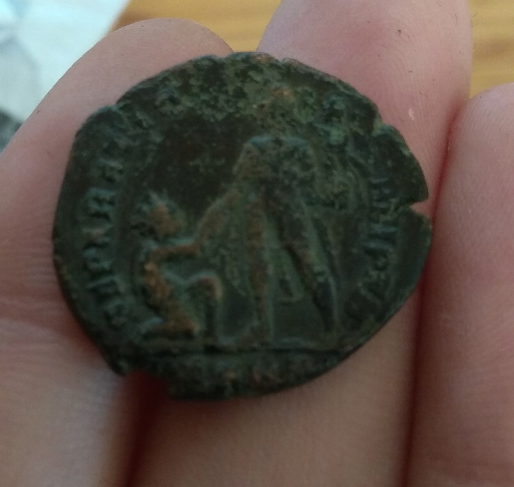 Ayuda a identificar una moneda romana Img_2151