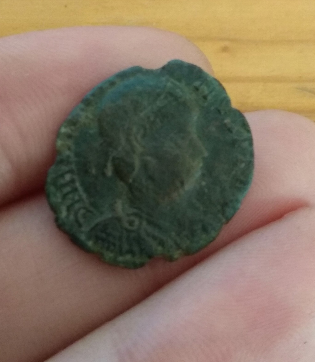 AE2 de Magno Máximo. REPARATIO REIPVB. Emperador dando la mano a mujer arrodillada. Lugdunum. Img_2153