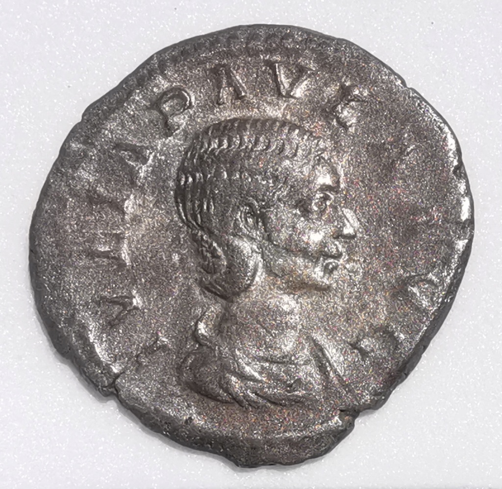 Denario de Julia Paula. CONCORDIA. Concordia sentada a izq. Roma 220 d.C. Img_2109