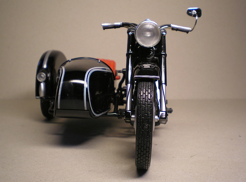 BMW R25/3 mit Seitenwagen (1953), Schuco 1:10 P1011412