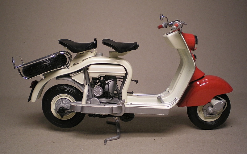 Lambretta LD 125 + Pin-Up (1956), Solido 1:10 P1011661