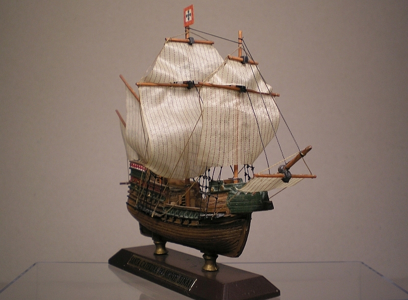 Zwei kleine historische Segelschiffe von TRIBUTE MODELS Nauticalia, London P1011735