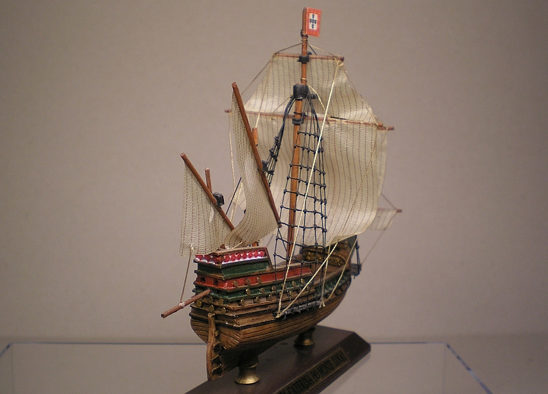 Zwei kleine historische Segelschiffe von TRIBUTE MODELS Nauticalia, London P1011736