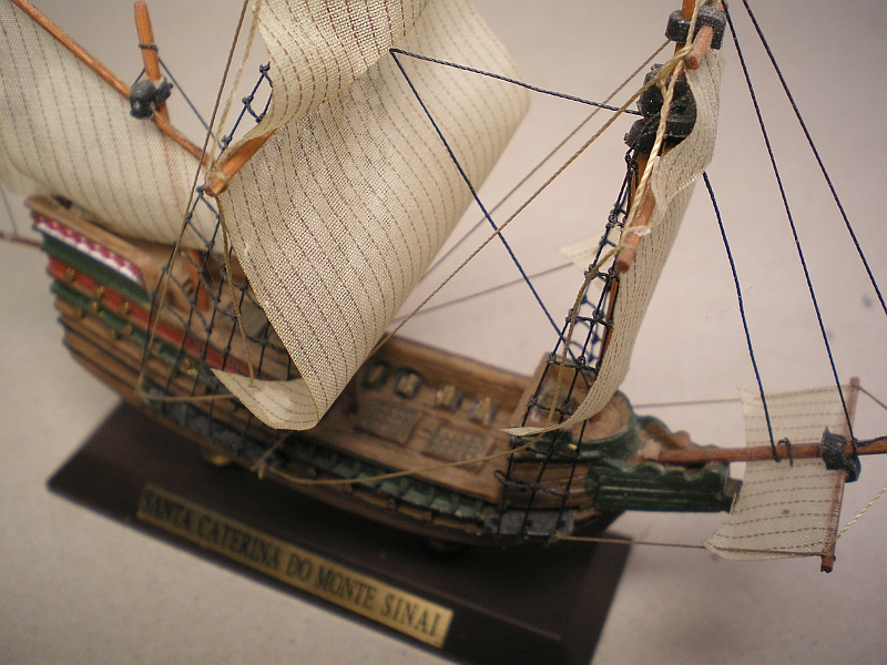 Zwei kleine historische Segelschiffe von TRIBUTE MODELS Nauticalia, London P1011737