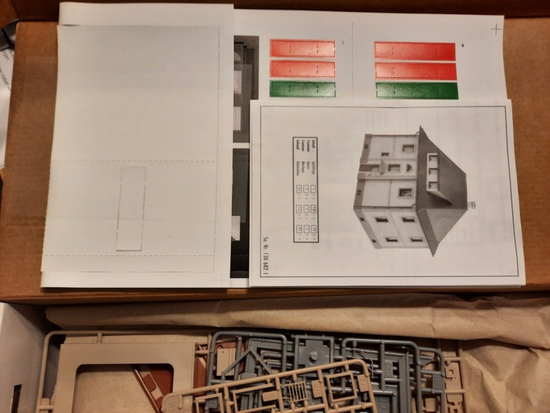 Unboxing oder laßt uns in die Schachtel schauen: Faller Wohnhaus-Bausatz in H0 20220232