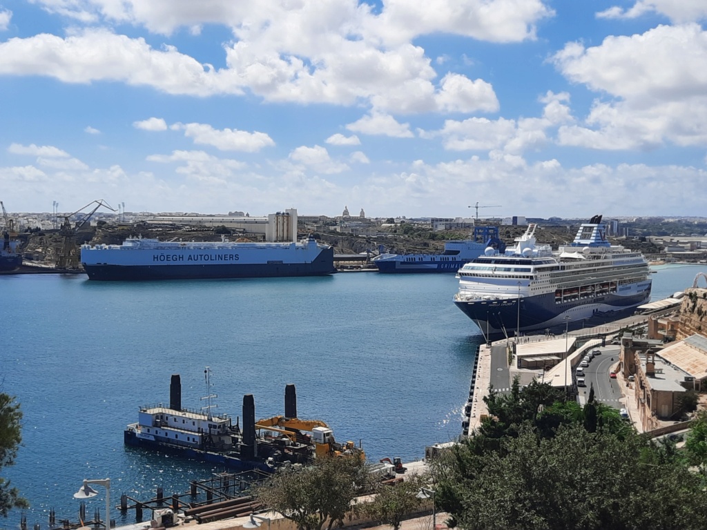 Ein paar Schiffe im Hafen von Valletta und Umgebung 20230910
