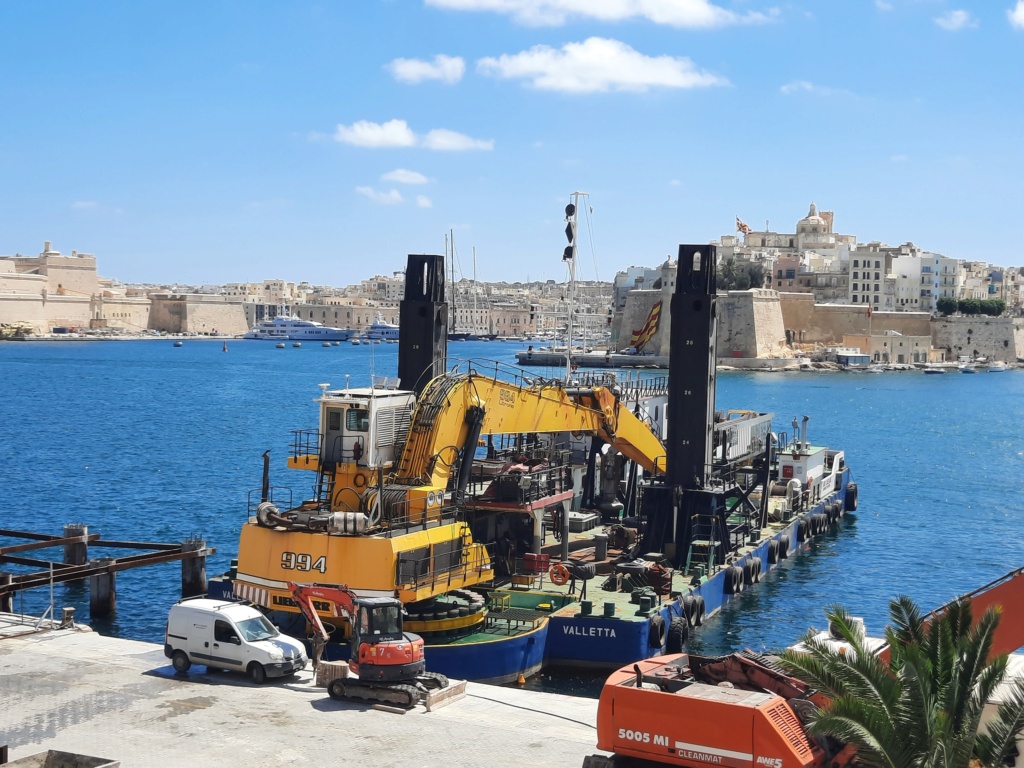 Ein paar Schiffe im Hafen von Valletta und Umgebung 20230912