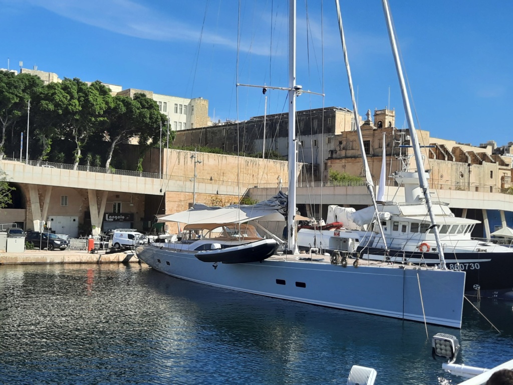 Ein paar Schiffe im Hafen von Valletta und Umgebung 20230913