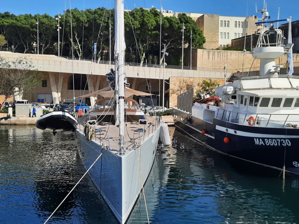 Ein paar Schiffe im Hafen von Valletta und Umgebung 20230914