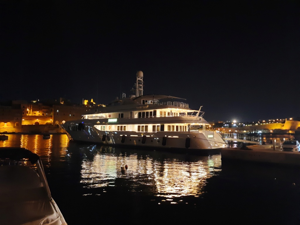 Ein paar Schiffe im Hafen von Valletta und Umgebung 20230917