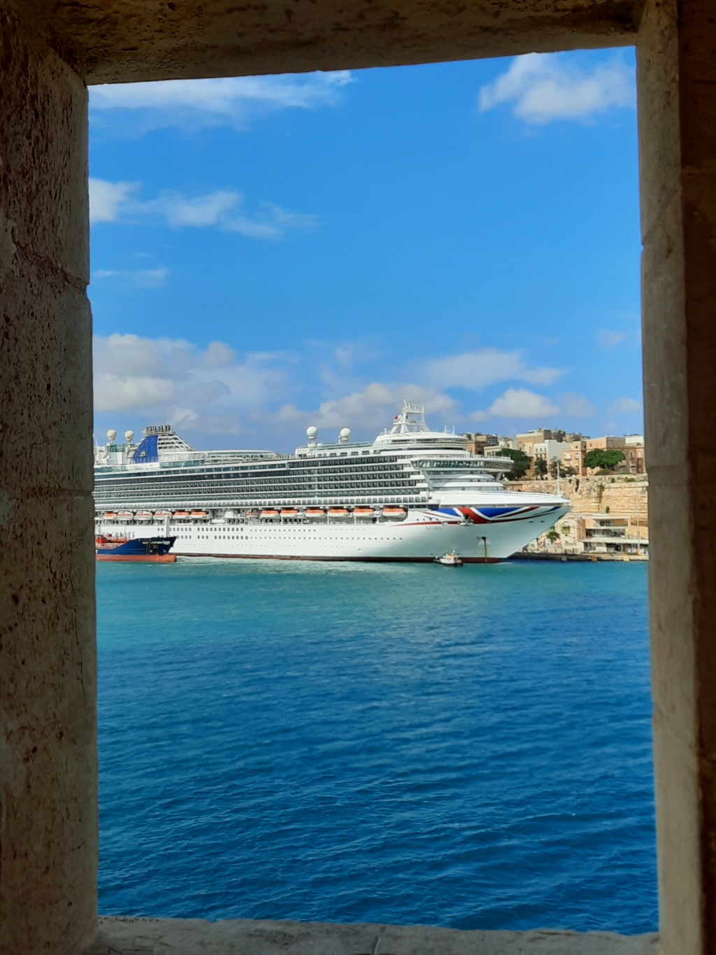 Ein paar Schiffe im Hafen von Valletta und Umgebung 20230924