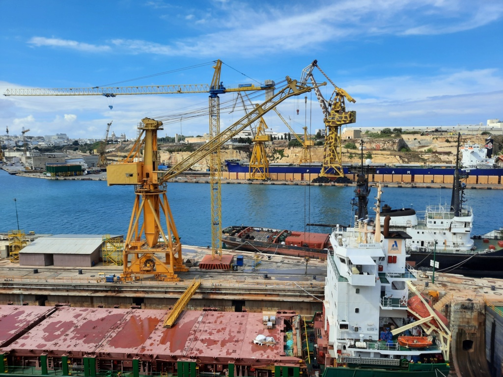 Ein paar Schiffe im Hafen von Valletta und Umgebung 20230926