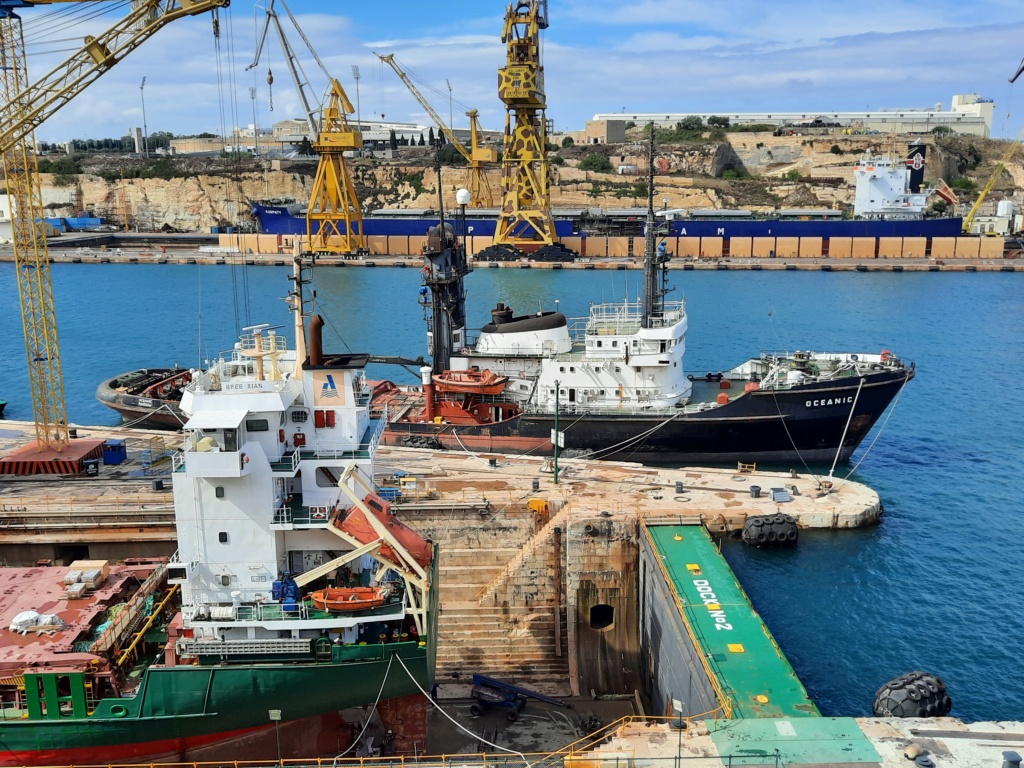 Ein paar Schiffe im Hafen von Valletta und Umgebung 20230928