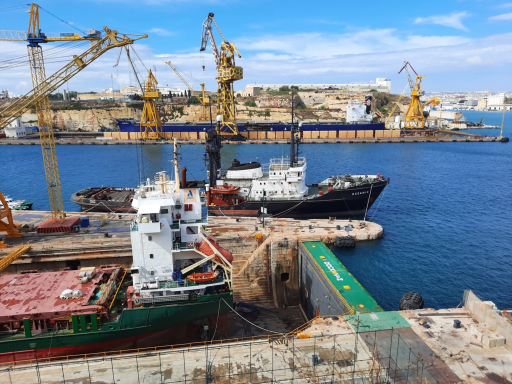 Ein paar Schiffe im Hafen von Valletta und Umgebung 20230929