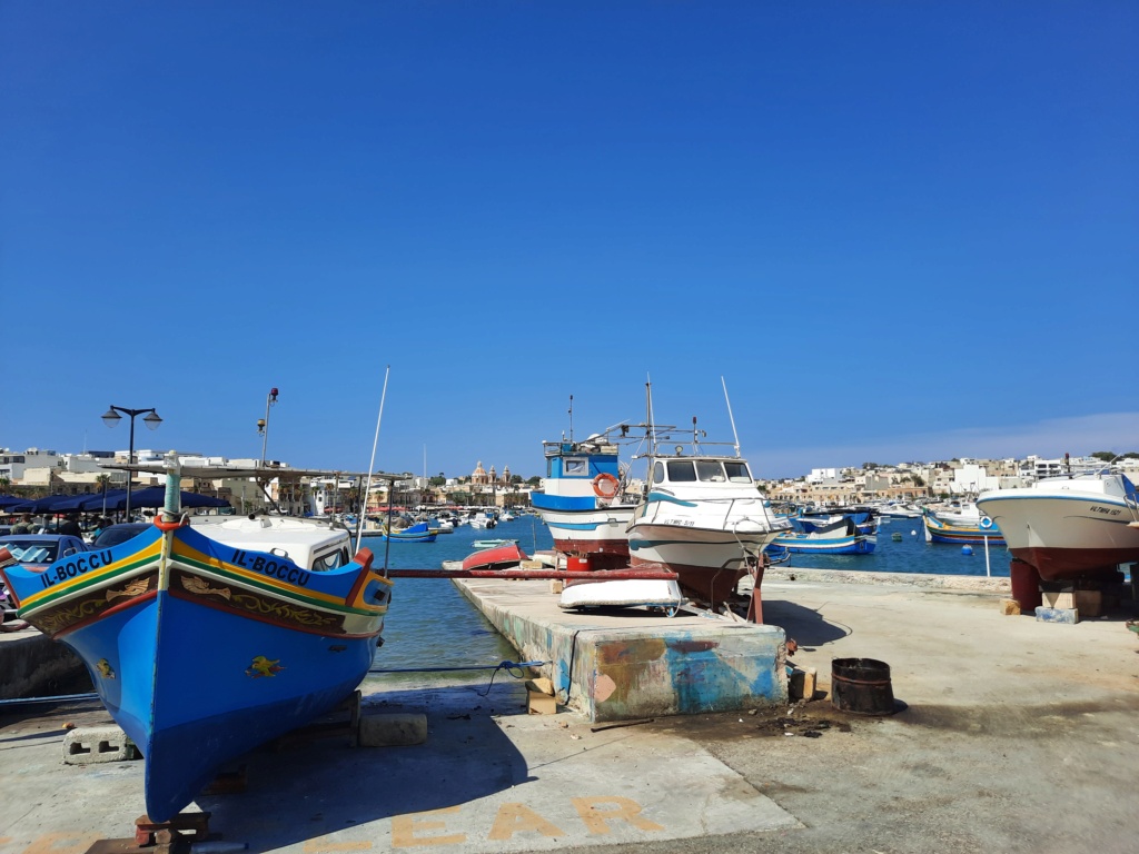 Ein paar Schiffe im Hafen von Valletta und Umgebung 20230941