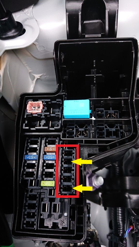 Tuto : Ajout d'un équipement électrique dans le compartiment moteur (côté droit) Dsc_0515