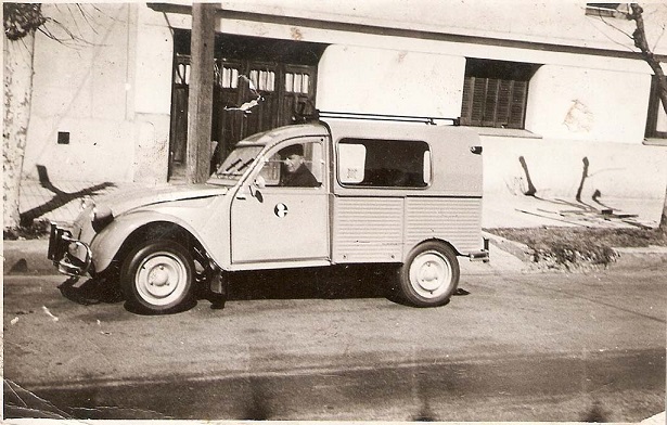 Photos et cartes postale 2cv camionnette  - Page 8 2cv_en10