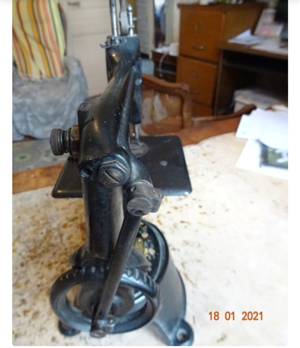 Singer 247