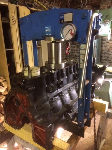 Réparation d'un moteur Iveco 6 cylindres par mise en place de chemises sèches Img_2312