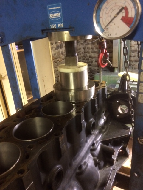 Réparation d'un moteur Iveco 6 cylindres par mise en place de chemises sèches Img_2316