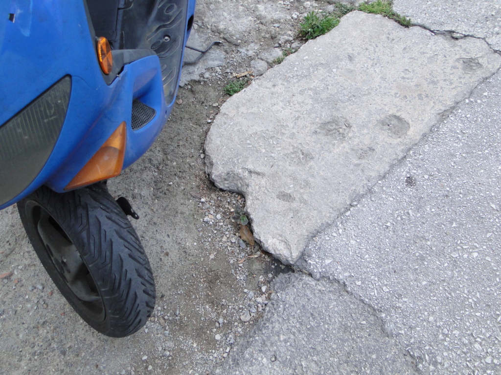 Ανωμαλίες στο οδόστρωμα τής οδού Παιάνων στη Νέα Κυψέλη (Δήμος Αθηναίων) Dsc04520