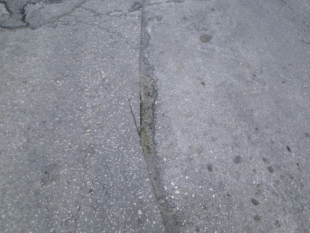 Ανωμαλίες στο οδόστρωμα τής οδού Παιάνων στη Νέα Κυψέλη (Δήμος Αθηναίων) Dsc04525