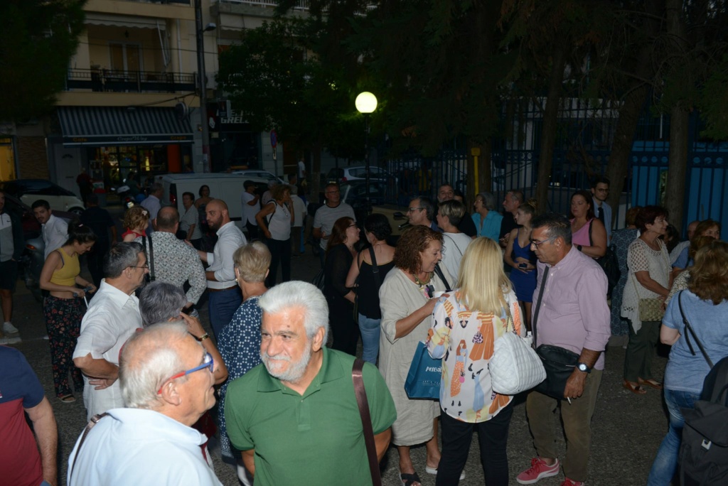 Με μια μεγάλη συγκέντρωση, μέσα σε ένα εξαιρετικό κλίμα και με αισιοδοξία νίκης, πραγματοποιήθηκε το βράδυ της Δευτέρας 18 Σεπτεμβρίου στο Πν. Κέντρο «Γ. Ρίτσος» η παρουσίαση του ψηφοδελτίου της Ανάπλασης Eeiee_10