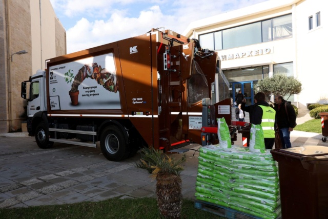ΔΤ Ακόμη 1 απορριμματοφόρο συλλογής βιοαποβλήτων και συνολικά 335 καφέ κάδους ειδικής ανακύκλωσης στον Δήμο Ραφήνας -Πικερμίου από την Περιφέρεια Αττικής  Img-8114