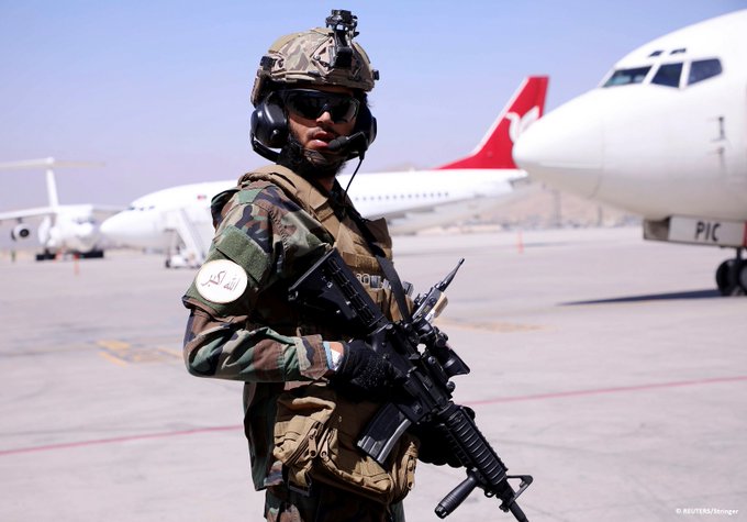 Первый коммерческий рейс вылетел из Кабула в катарскую столицу Доху, сообщают СМИ. На борту находятся 115 человек   E-2tev10