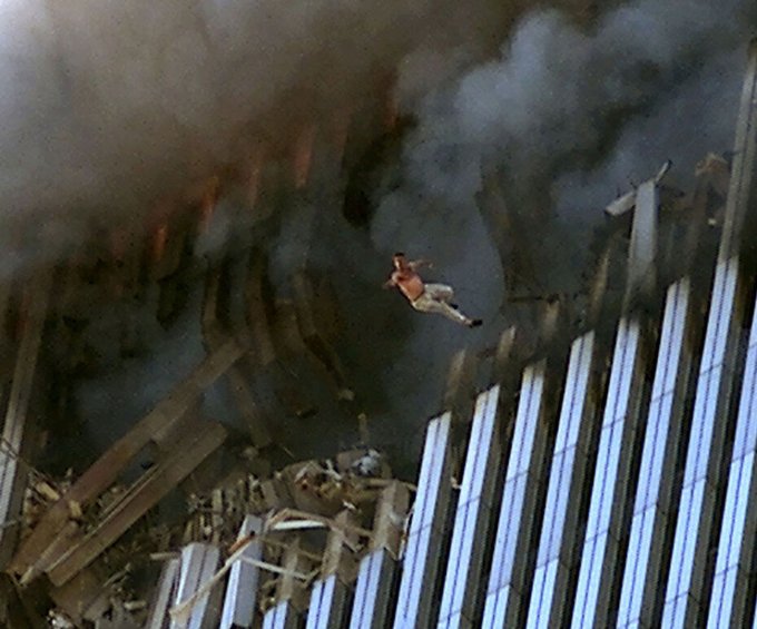 В этот день в 2001 г. в Нью-Йорке совершен самый крупный теракт в истории. Погибло более 3000 человек, 6000 ранено. E_ql1110