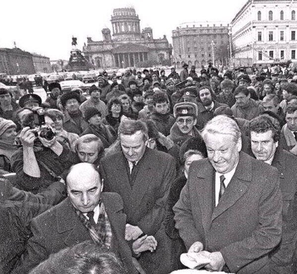 Найди на этом фото великого геополитика, геостратега, покорителя Крыма, усмирителя Абамы и Военно-Космического вождя (подсказка – под локтем у фотографа). Ef76v010