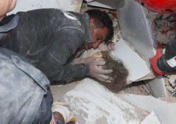 Бывают добрые чудеса: В Измире через 91 час после землетрясения из-под завалов спасли 4-летнюю девочку El4t1j10