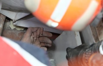 Бывают добрые чудеса: В Измире через 91 час после землетрясения из-под завалов спасли 4-летнюю девочку El4t1j11