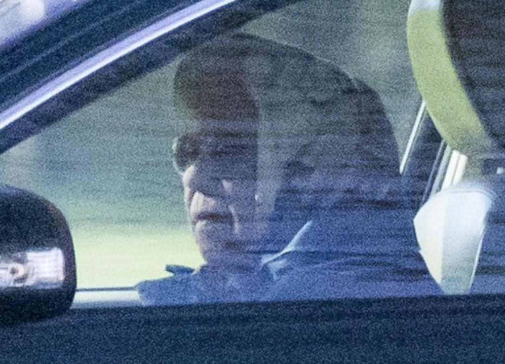 Королева Великобритании Елизавета II, которой врачи рекомендовали отдохнуть две недели от работы, была замечена за рулем автомобиля Phot1342