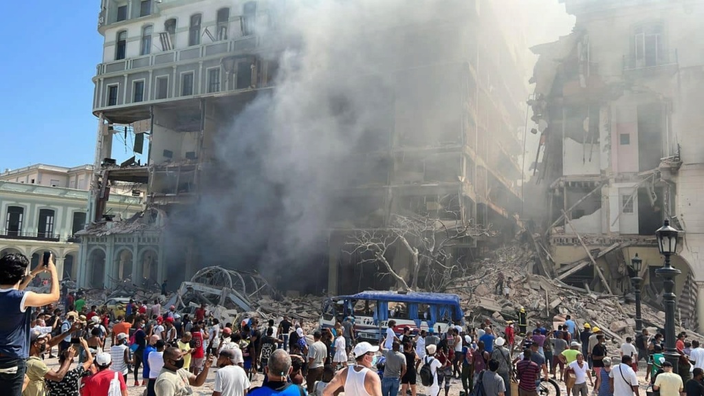 В центре Гаваны (столица Кубы) произошёл мощный взрыв в отеле Saratoga.  Здание частично обрушилось, причины выясняются. Phot1486