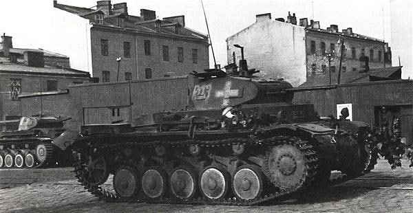 Глава ХДС Фридрих Мерц спросил у Олафа Шольца, почему немецкие танки ещё не в Польше?  Очень двусмысленный вопрос, при котором в Германии принято вздрагивать.  Потому что однажды немецкие танки в Польше уже были. Вот, в Варшаве, например. Phot1541