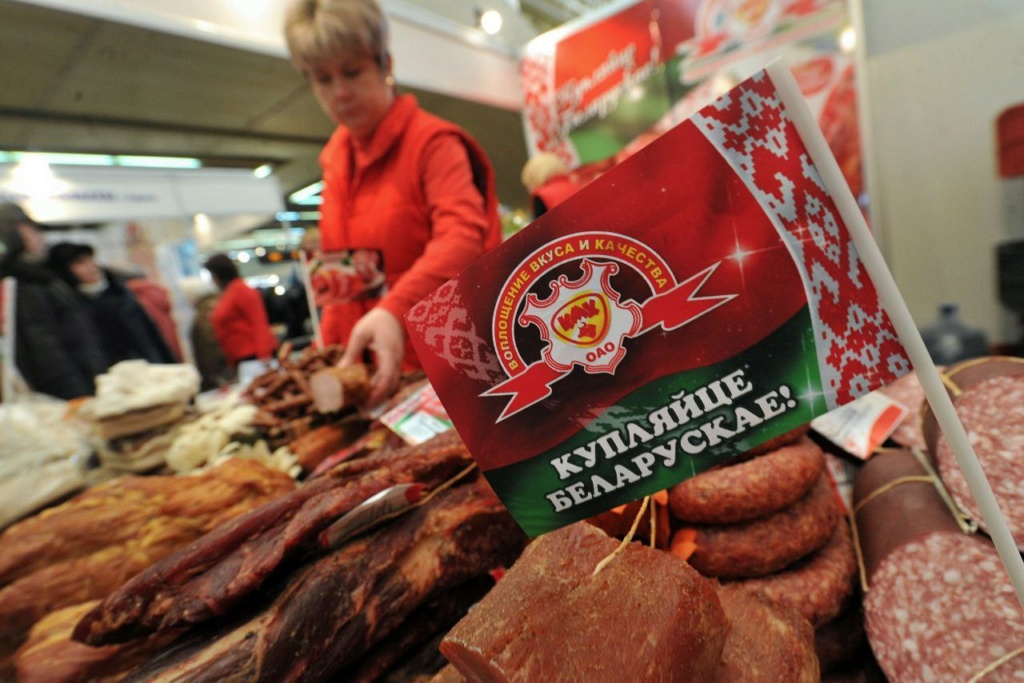 Что там с обосранными коровами? Беларусь впервые в истории опередила Германию по поставкам товаров в Россию - пишет Bloomberg.  Это произошло несмотря на то, что экономика Германии в 60 раз больше белорусской.  Phot1588