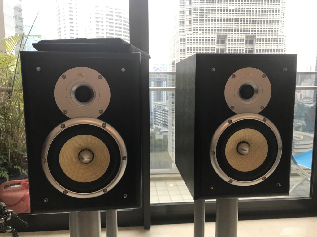 TDL Nucleus KV1 Bookshelf Speakers & Atacama Nexus i Speaker Stands Img_7612