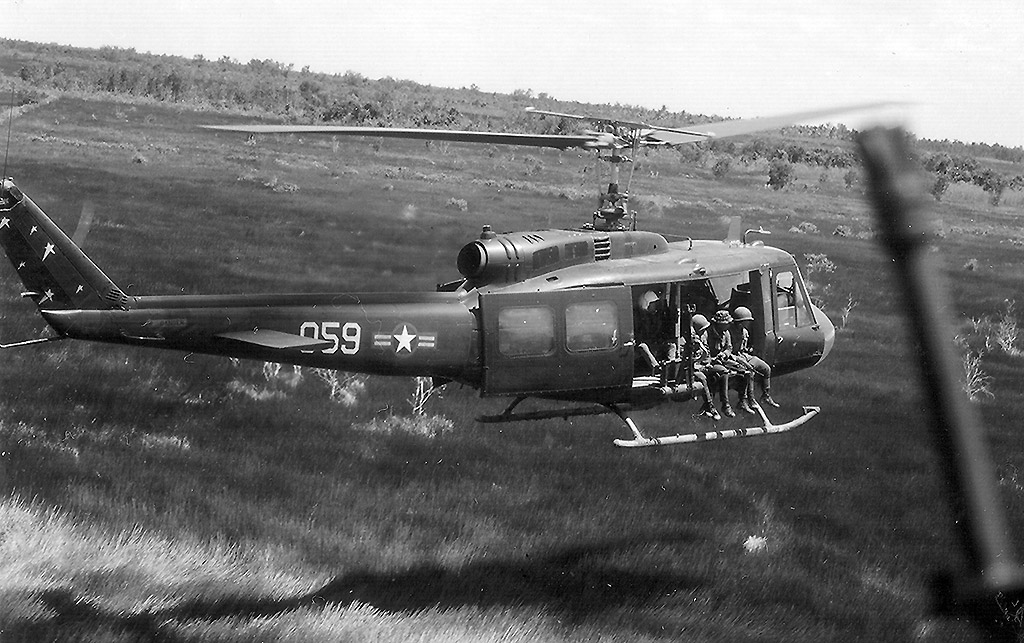 [Dragon] 1/35 - Bell UH-1D Huey Iroquois Vietnam  ... with goddamn good music from the seventies ! Guh1-310