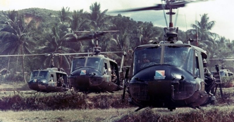 [Dragon] 1/35 - Bell UH-1D Huey Iroquois Vietnam  ... with goddamn good music from the seventies ! - Page 7 Huey_v46