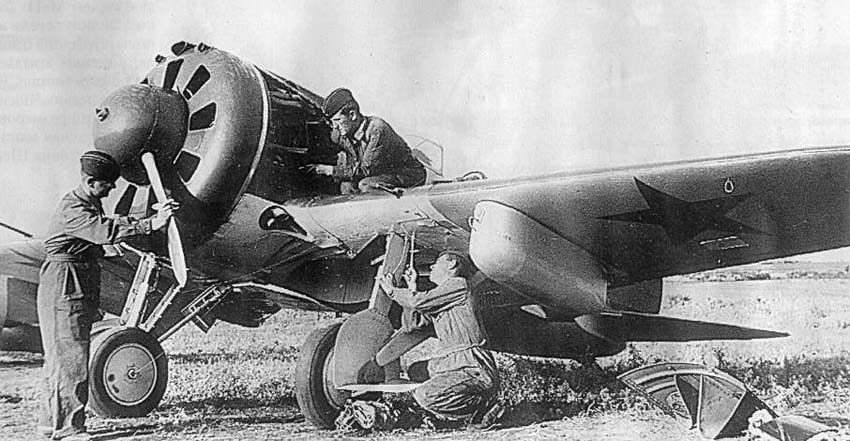 [Eduard Profipack] 1/48 - Polikarpov I-16 Type 10 "4" rouge + camion-starter - Leningrad 1943 -  I16-2410