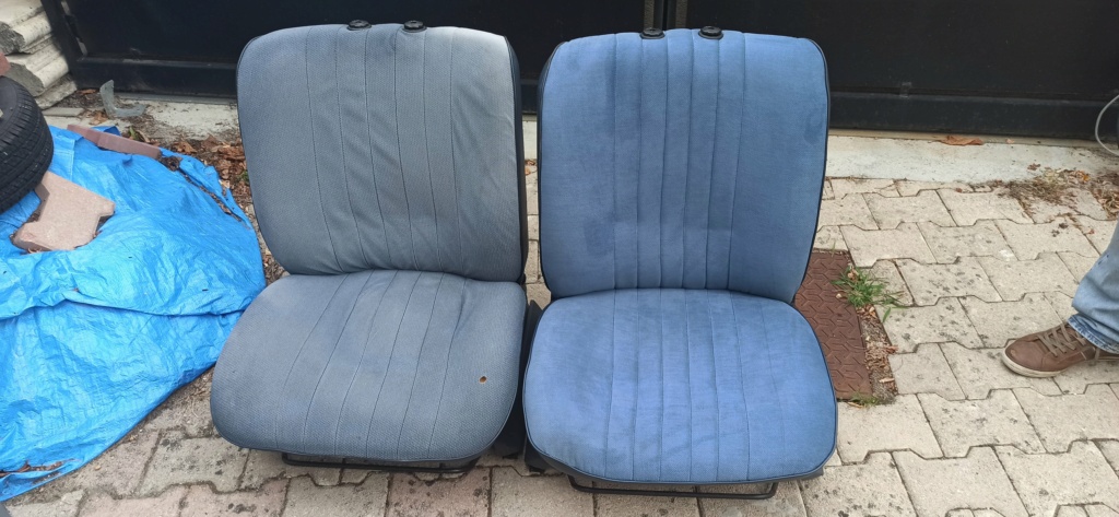 Je présente mes sièges (bleu) refait par un sellier  Img_2032