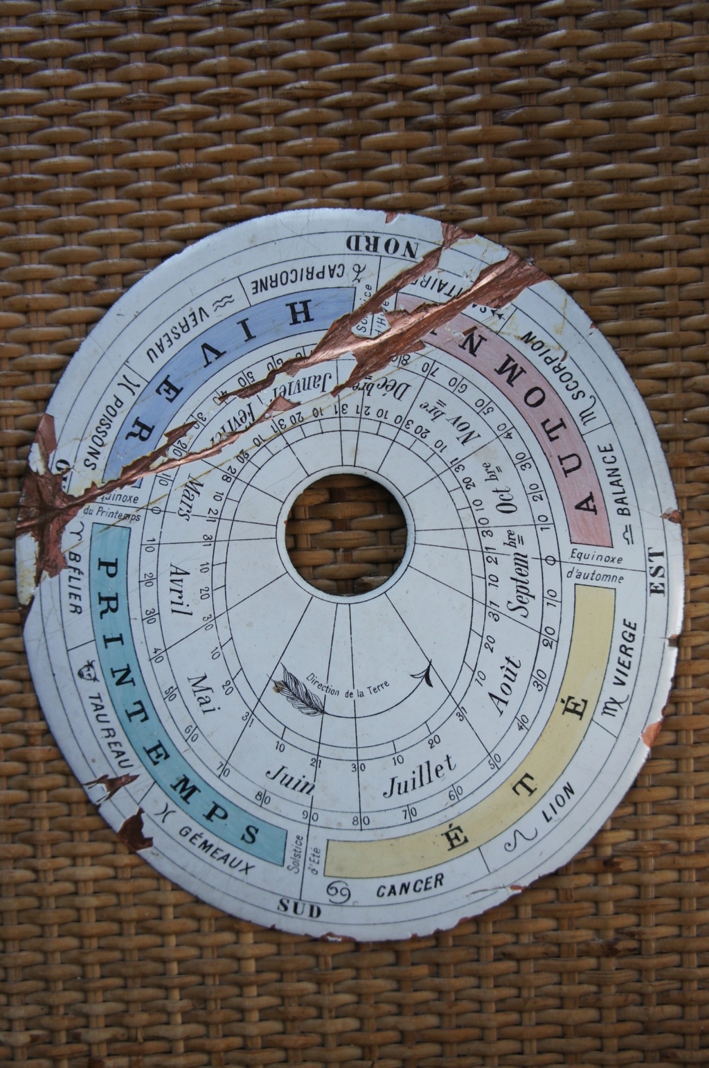 Curieux cadran en cuivre émaillé avec points cardinaux et saisons. Dsc01816