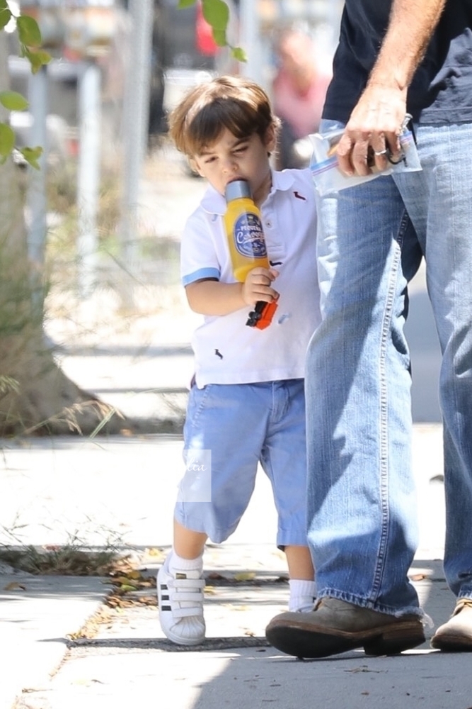 George takes Alexander to opthalmologist  in Los Angeles Lgn49210