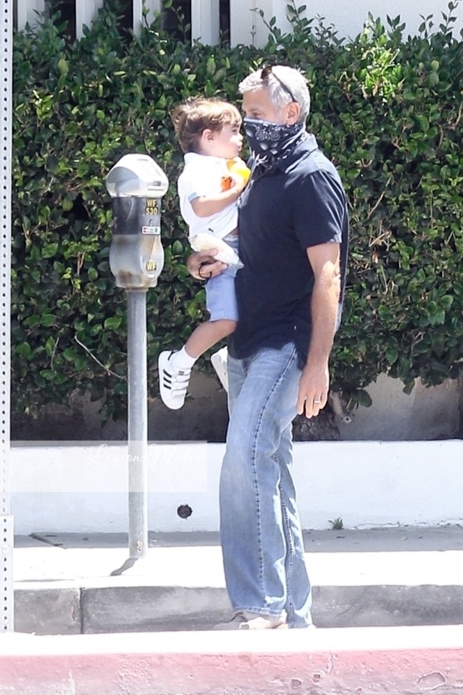 George takes Alexander to opthalmologist  in Los Angeles Lgn49212