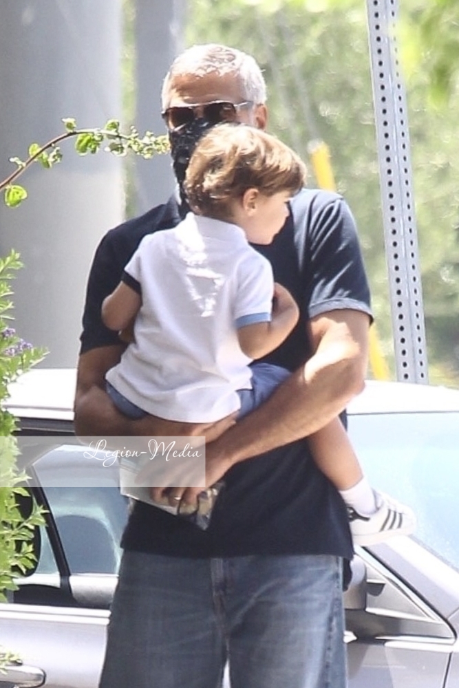 George takes Alexander to opthalmologist  in Los Angeles Lgn49216