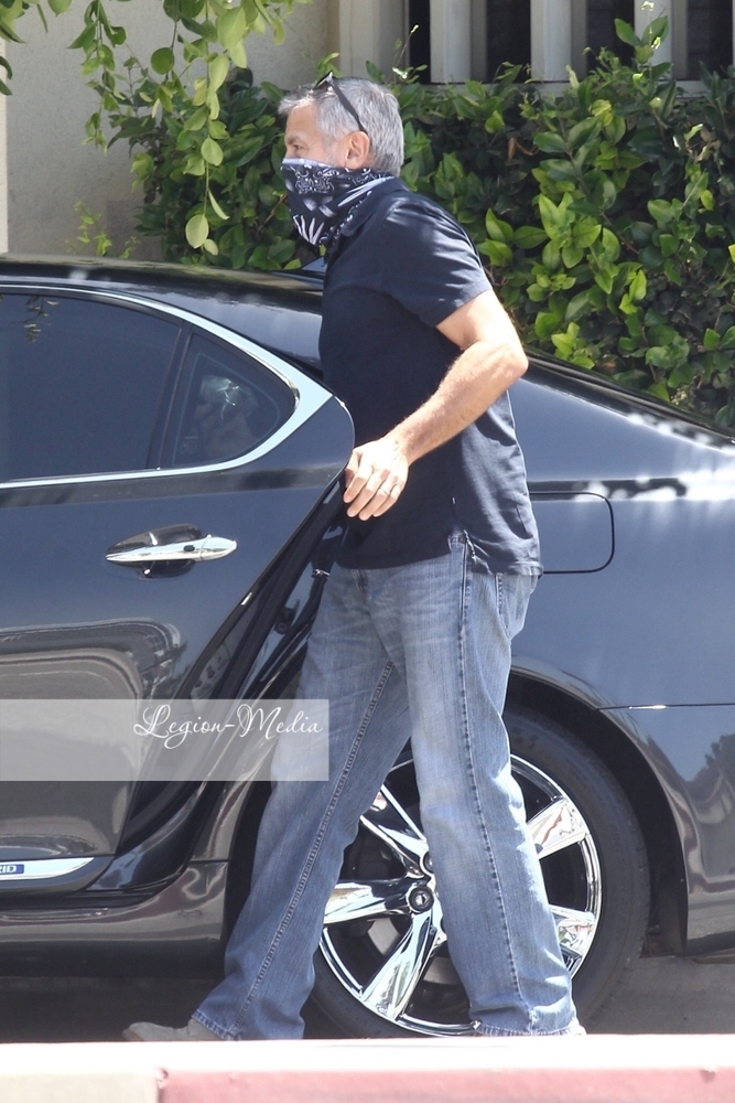 George takes Alexander to opthalmologist  in Los Angeles Lgn49219