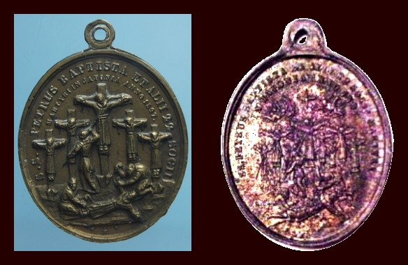 Médaille bronze carrée très ancienne Crucif10