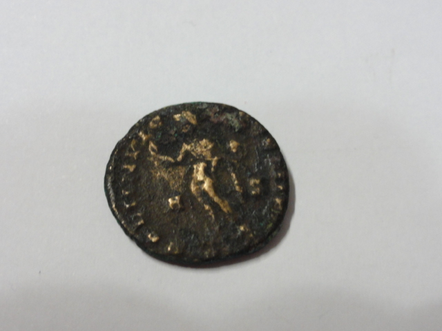Nummus de Constantino I. SOLI INVICTO COMITI. Sol a izq. Lyon Dsc05721