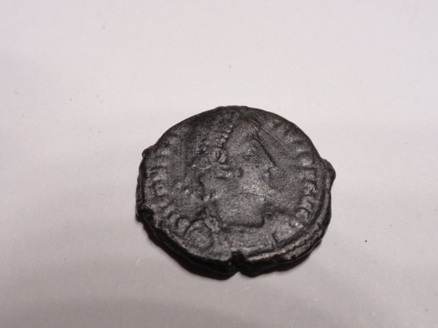 AE3 de Constancio II. FEL TEMP – REPARATIO. Soldado romano alanceando a jinete caído.  Dsc06334